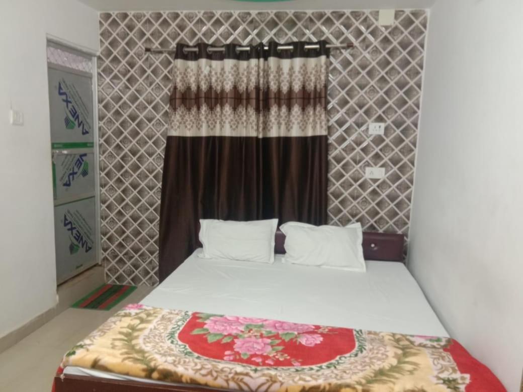 New Hotel Yatri Niwas Varanasi Exteriör bild