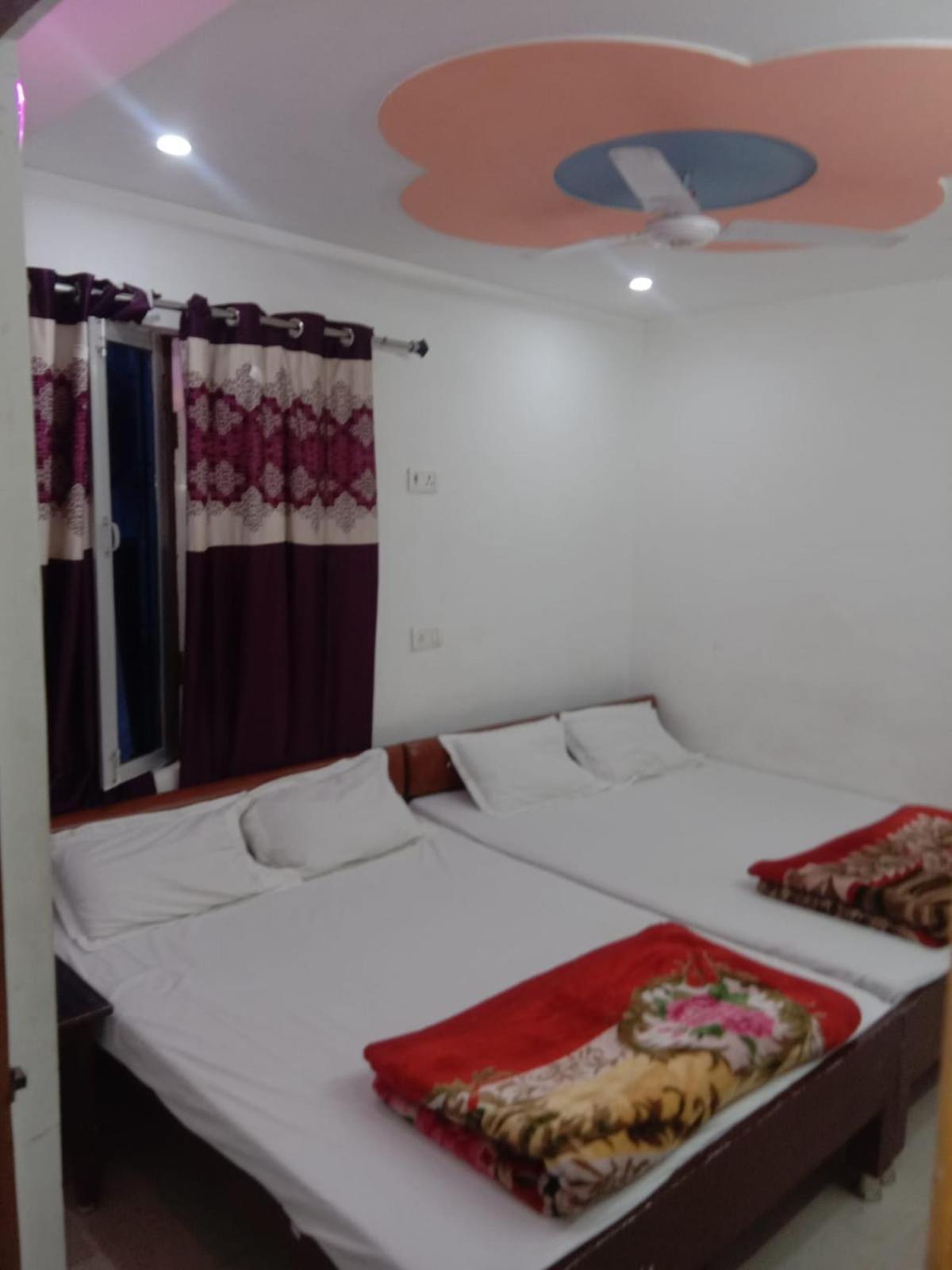 New Hotel Yatri Niwas Varanasi Exteriör bild