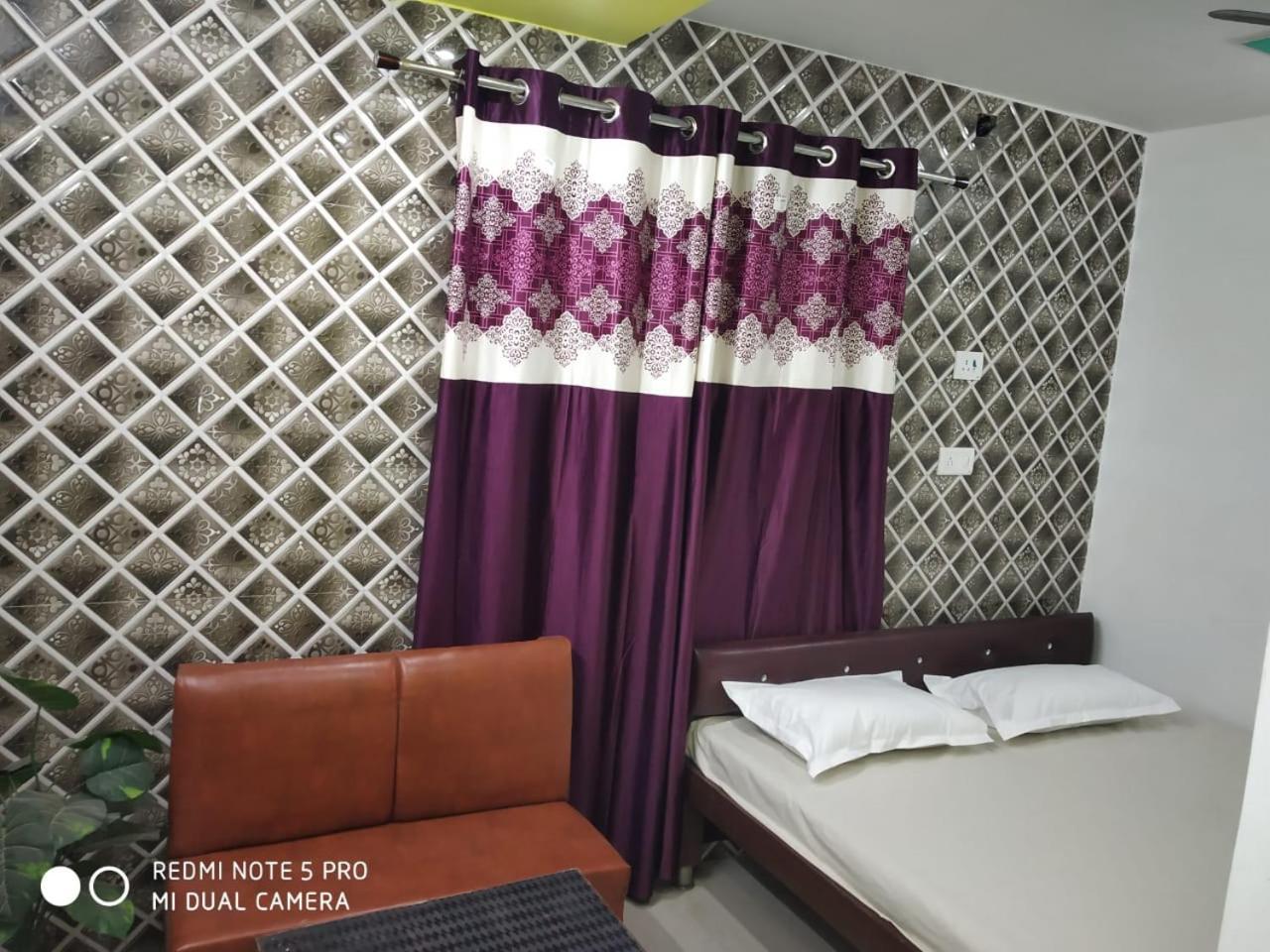 New Hotel Yatri Niwas Varanasi Exteriör bild